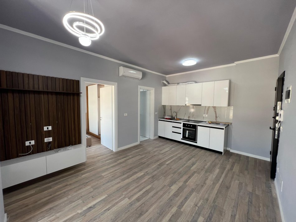 Tirane, jepet me qera 1+1 Kati 9, 500 € (rruga 5 maji)