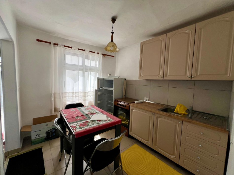 Qira, Shtëpi Private “Pazari i Ri” ,Tiranë.