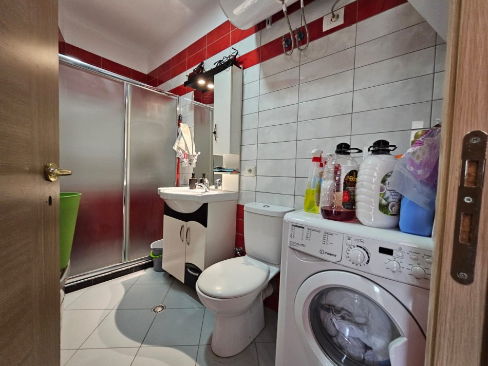 Tirane, jepet me qera apartament 1+1+Ballkon , 350 € 