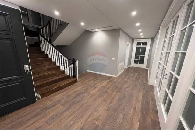 Tirane, jepet me qera Vile 3 Katshe Kati 3, 600 m² 6.000 Euro (Mjull Bathore)
