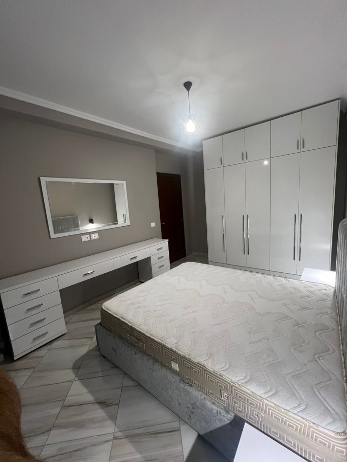 Tirane, jepet me qera apartament 2+1 Kati 8, 80 m² 400 € (Bathore)