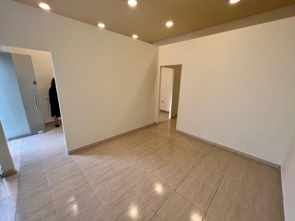 Tirane, jepet me qera ambjent biznesi Kati 0, 44 m² 550 € (Bulevardi gjergj fishta)