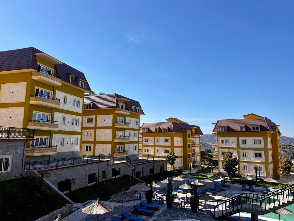 Tirane, jepet me qera apartament 2+1+Ballkon Kati 2, 116 m² 950 € (Liqeni i Farkës)