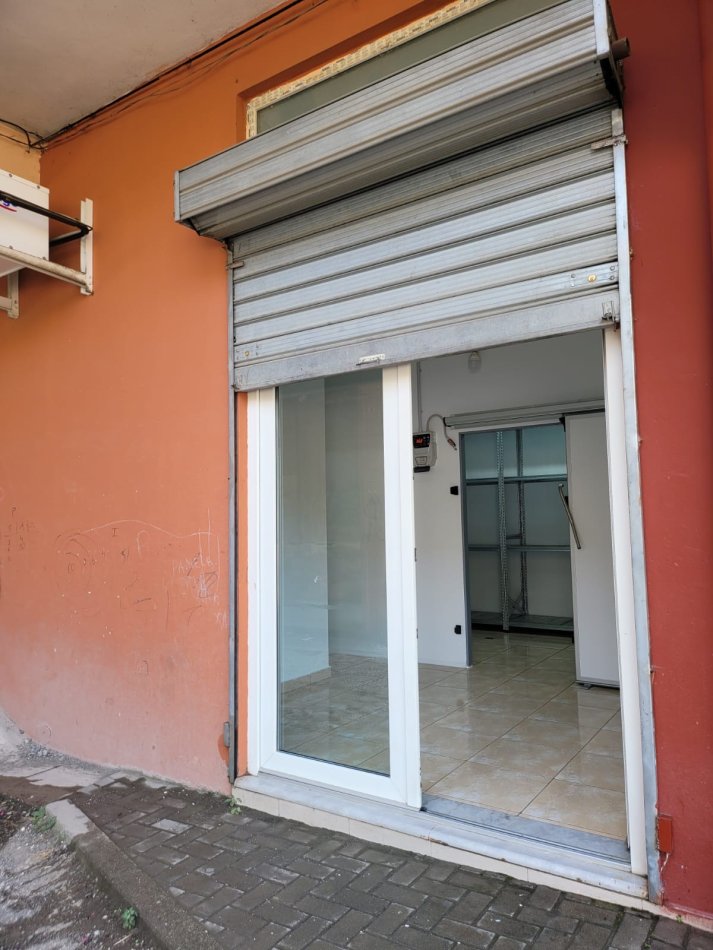 Tirane, jepet me qera dyqan Kati 0, 25 m² 350 € (Azili)