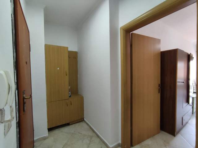Tirane, jepet me qera apartament 1+1 Kati 3, 40 m² 350 Euro (Rruga barrikadave)