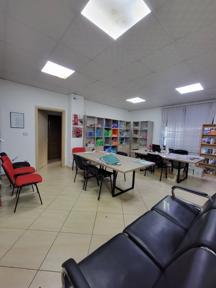 Tirane, jepet me qera zyre Kati 2, 126 m² 1.200 € (Bllok)