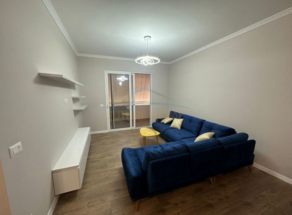 Tirane, jepet me qera apartament 2+1+Ballkon Kati 2, 120 m² 800 € (Komuna e Parisit, Kompleksi Kika 1)
