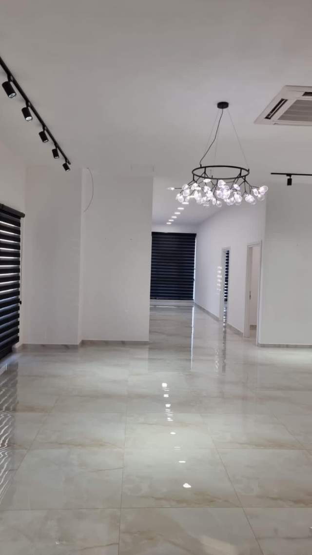 Tirane, jepet me qera ambjent biznesi Kati 2, 250 m² 2500 euro (Farmacia 10)