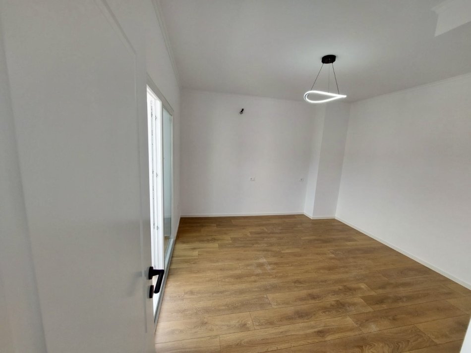 Shitet Apartament 2+1+2 te Rr, Barrikadave