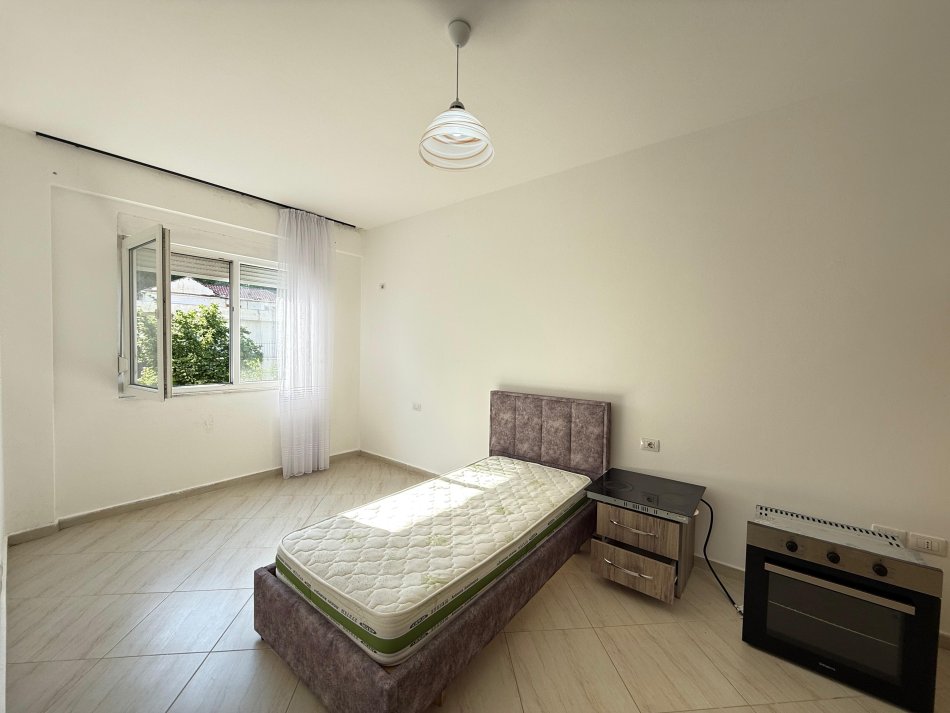 Tirane, jepet me qera apartament 2+1 Kati 2, 85 m² 500 € (liqeni i thate)