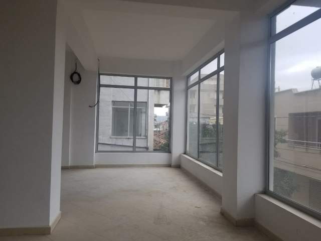 Elbasan, shitet ambjent biznesi 300 m² 160.000 Euro