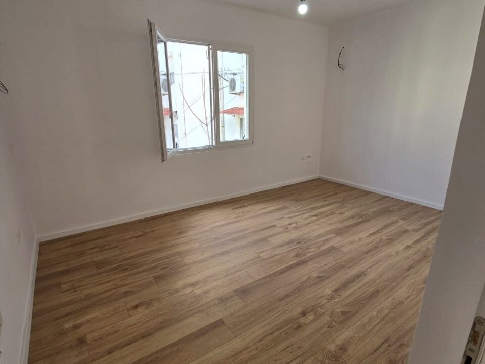 Tirane, shitet apartament 2+1+Ballkon Kati 3, 75 m² 129.000 € (OXHAKU)