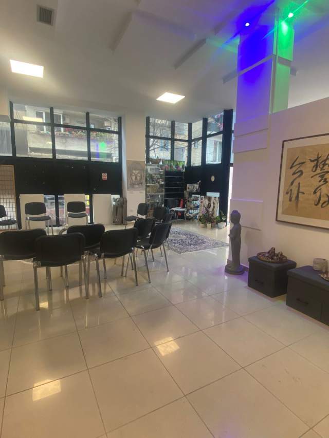 Tirane, jepet me qera ambjent biznesi Kati 0, 97 m² 750 Euro (Arkitekt Kasemi)