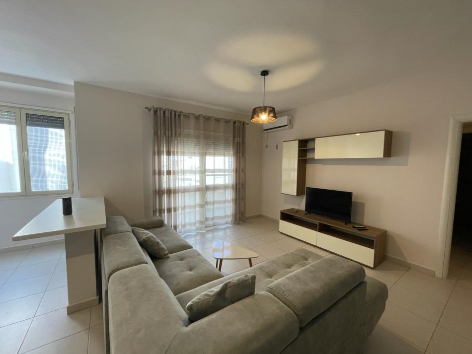 Durres, jepet me qera apartament 1+1, Kati 4, 65 m2 400 € (Rruga Portit Durres)