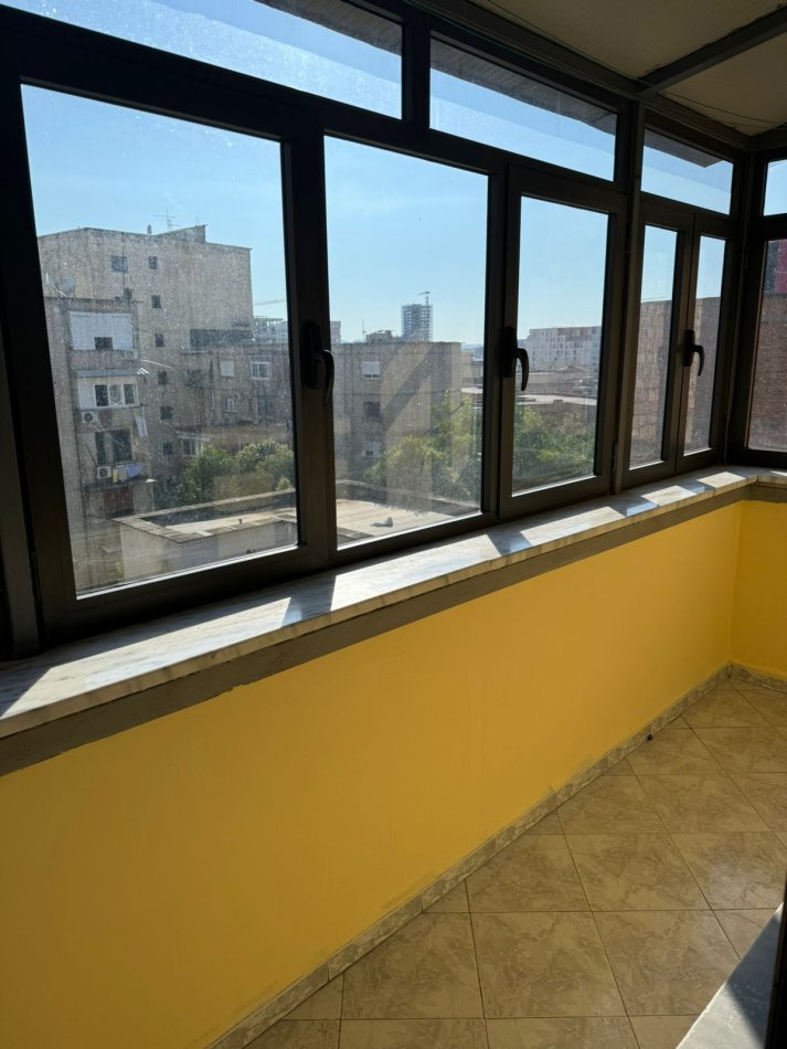 Tirane, jepet me qera apartament 2+1+Ballkon Kati 5, 100 m² 500 € (Rruga Ferit Xhajko , te ish restorant durrsi)