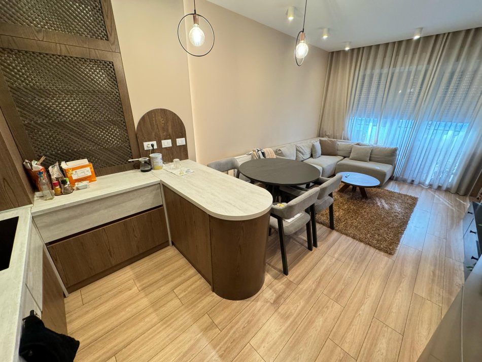 Tirane, jepet me qera apartament 2+1+Ballkon Kati 6, 95 m² 750 € (21 dhjetori)