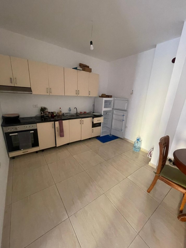 Tirane, jepet me qera apartament 2+1 Kati 2, 100 m² 450 € (Yzberisht)