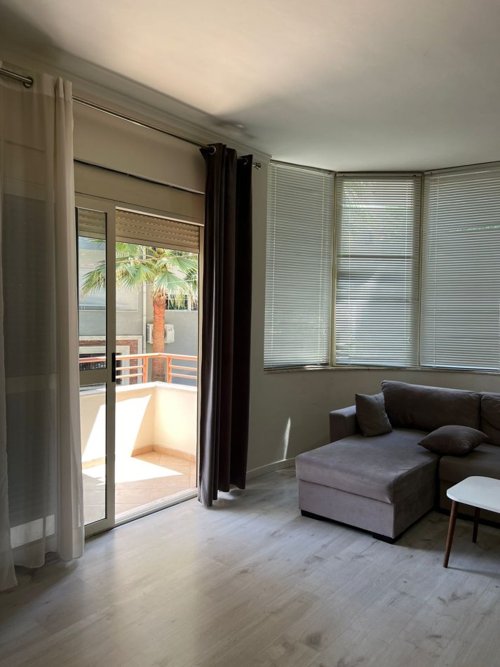 Tirane, shitet apartament 2+1+Ballkon Kati 3, 97 m² 130,000 € (Astir, Rruga Mikel Maruli)