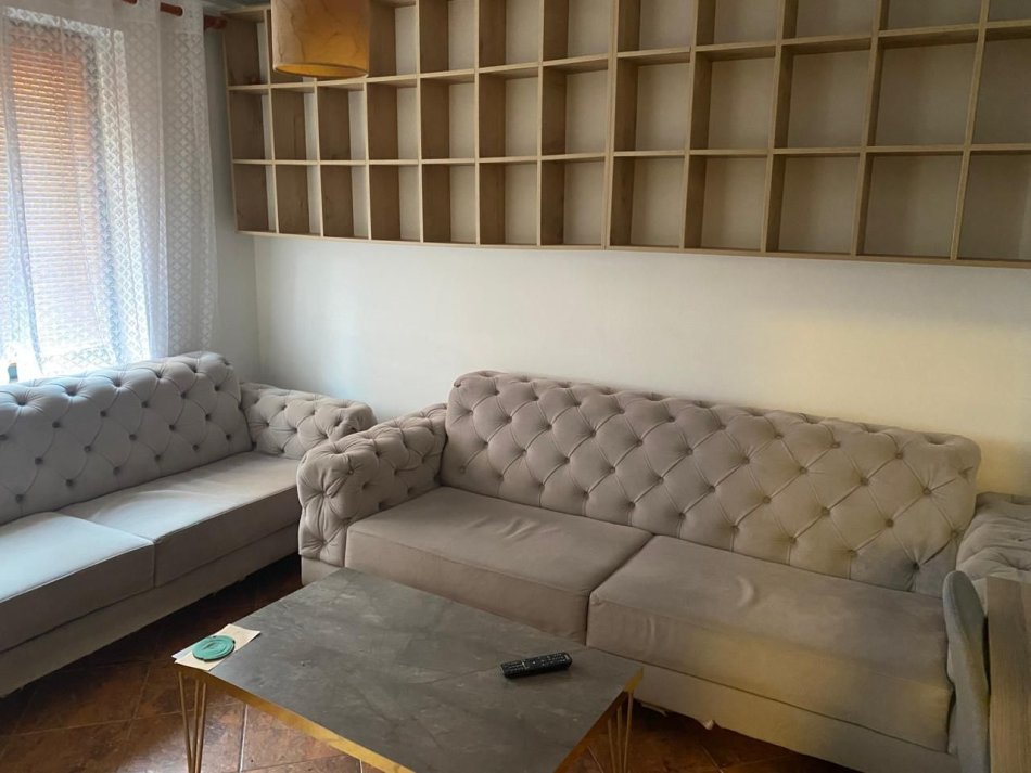 Tirane, jepet me qera apartament 1+1 Kati 1, 65 m² 700 € (bllok)
