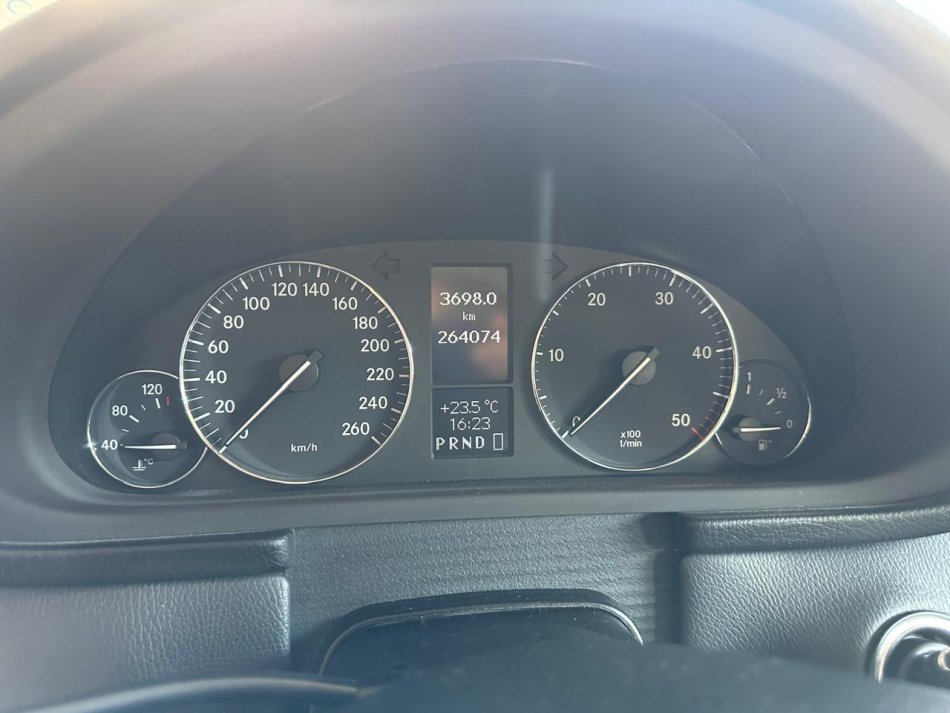 Tirane, shes makine Mercedes Benz Nafte, gri metalizato automatik Kondicioner 264.000 km 4.950 €