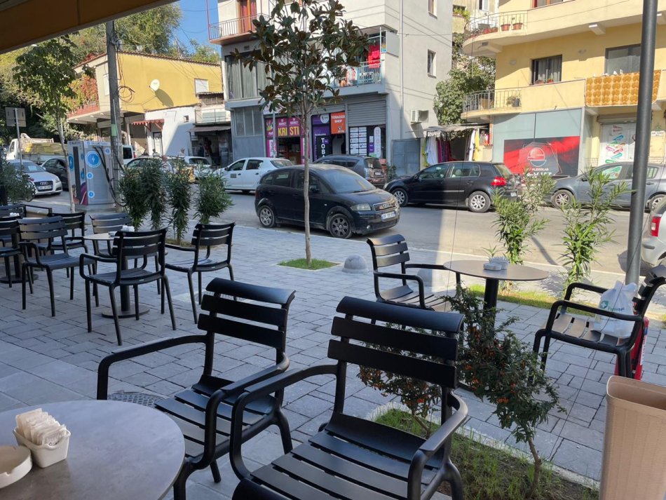 Tirane, shitet ambjent biznesi Kati 1, 80 m² 57.000 € (Kompleksi Asl)