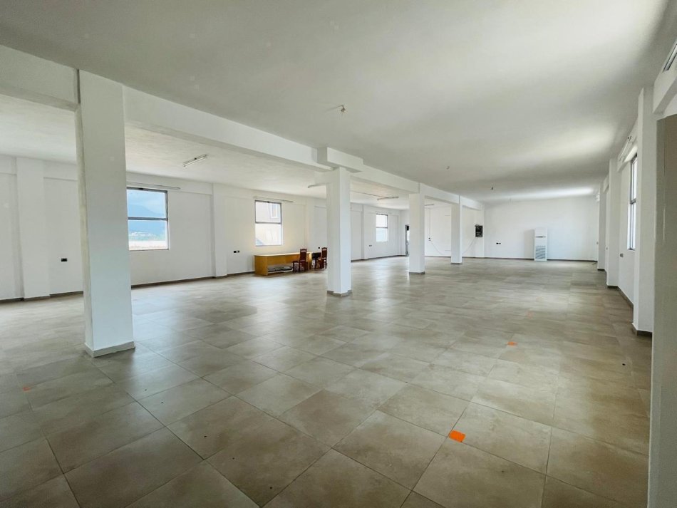Tirane, jepet me qera zyre Kati 2, 430 m² 1.200 € (Sauk)