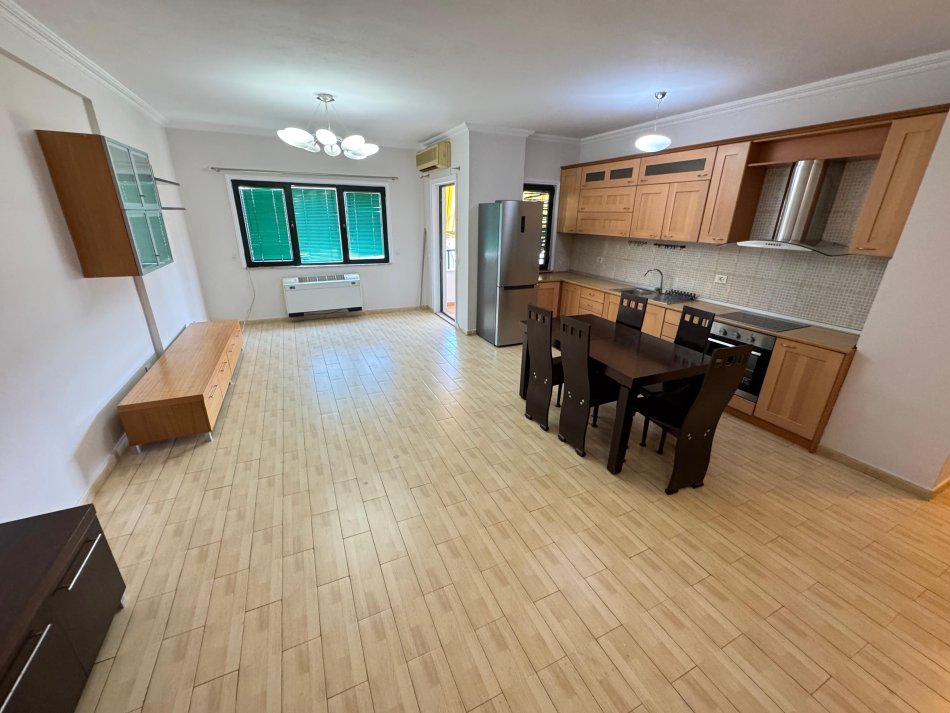 Tirane, jepet me qera apartament 2+1 Kati 8, 100 m² 700 € (stacioni i trenit)