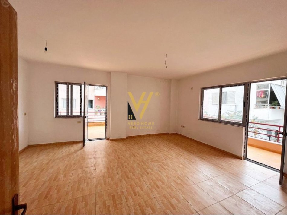 Tirane, shitet apartament 3+1+Ballkon Kati 3, 132 m² 193.000 € (KODRA E DIELLIT)