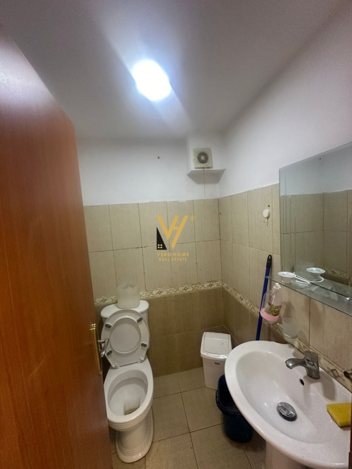 Tirane, jepet me qera dyqan Kati 0, 100 m² 850 € (BRRYLI)