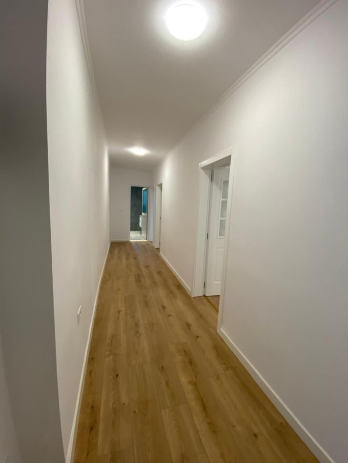 Tirane, jepet me qera ambjent biznesi Kati 1, 83 m² 1.200 € (Rruga e Durresit)