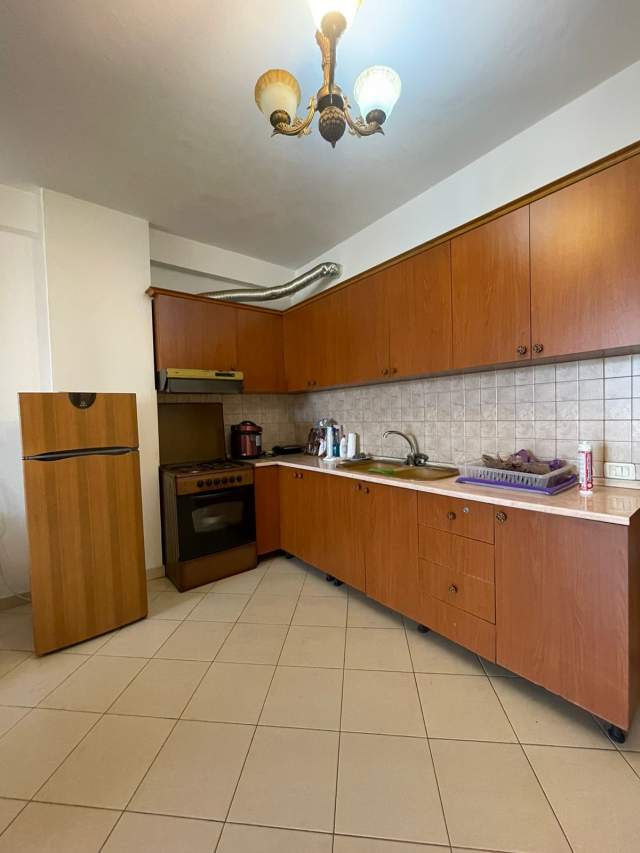 Tirane, jepet me qera apartament Kati 7, 58 m² 300 Euro (Astir)
