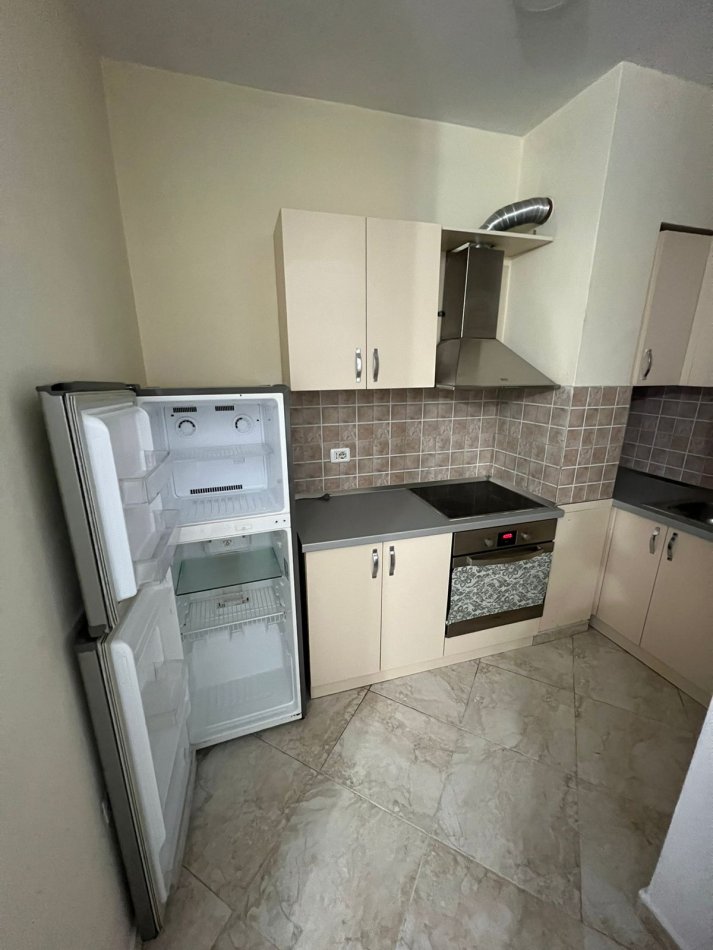 Tirane, jepet me qera apartament 1+1 Kati 3, 60 m² 600 € (Rr.Barrikadave)