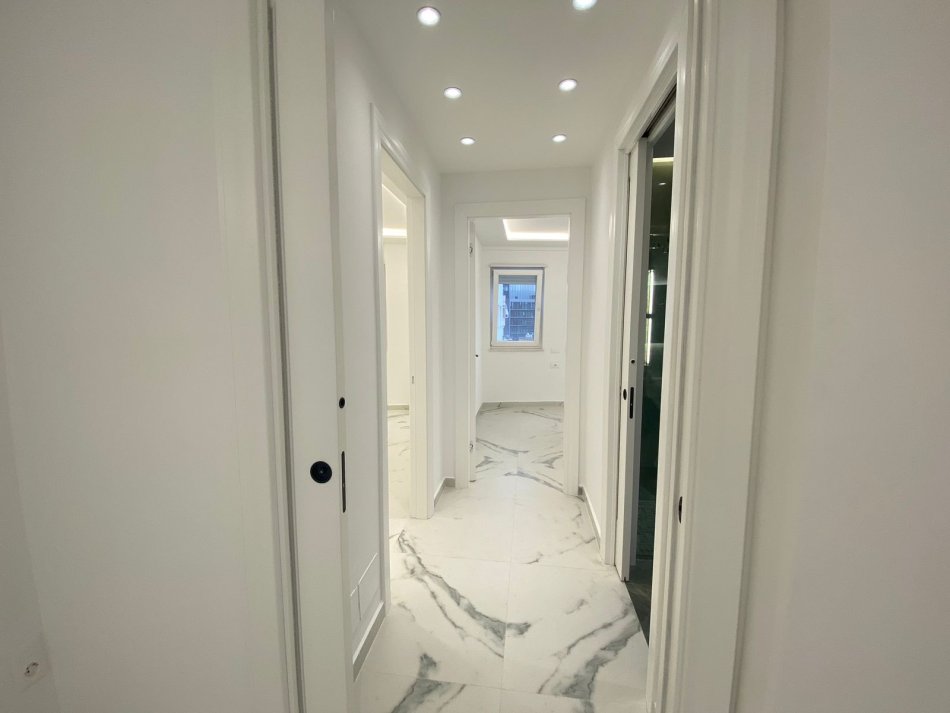 Tirane, jepet me qera zyre Kati 7, 104 m² 1.000 € (RRUGA MINE PEZA)