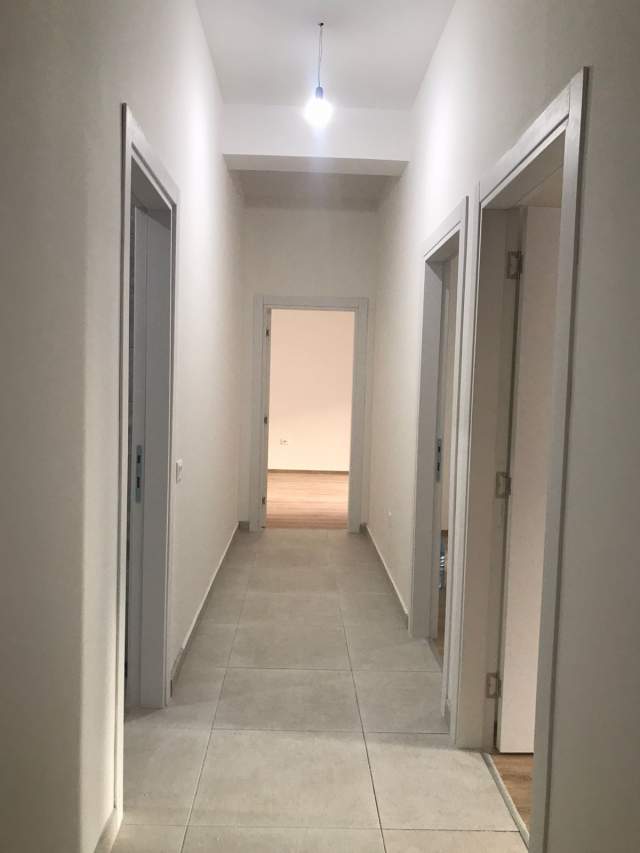 Tirane, jepet me qera apartament 2+1+A+BLK Kati 2, 109 m² 650 Euro (Rruga e Kavajes)