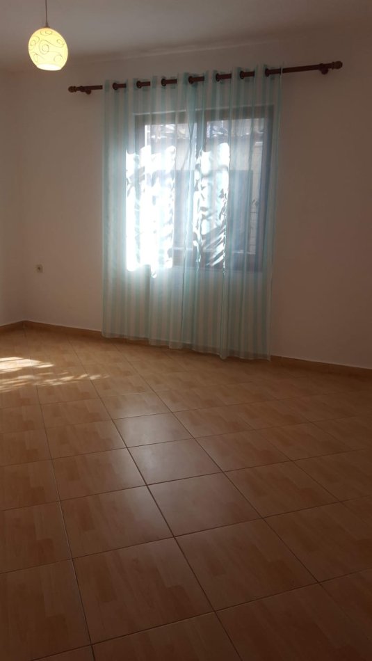 Tirane, jepet me qera apartament 2+1 Kati 1, 100 m² 350 € (Don Bosko)