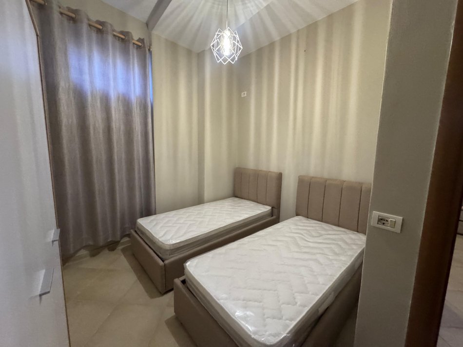 Tirane, jepet me qera apartament 2+1 Kati 0, 80 m² 300 € (fresk)