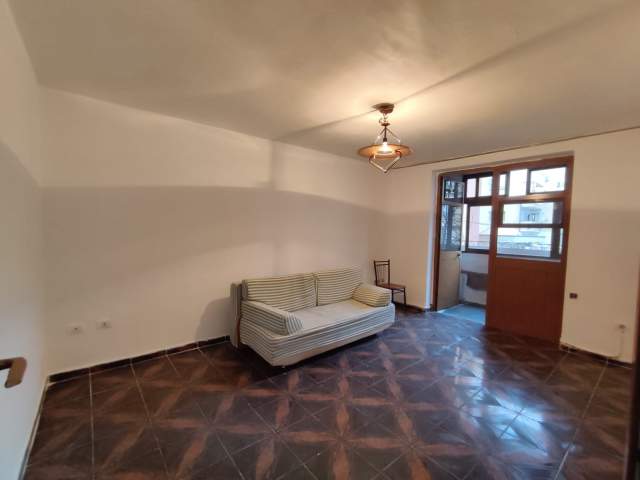 Tirane, jepet me qera apartament 1+1 Kati 3, 55 m² 250 Euro (brryli)