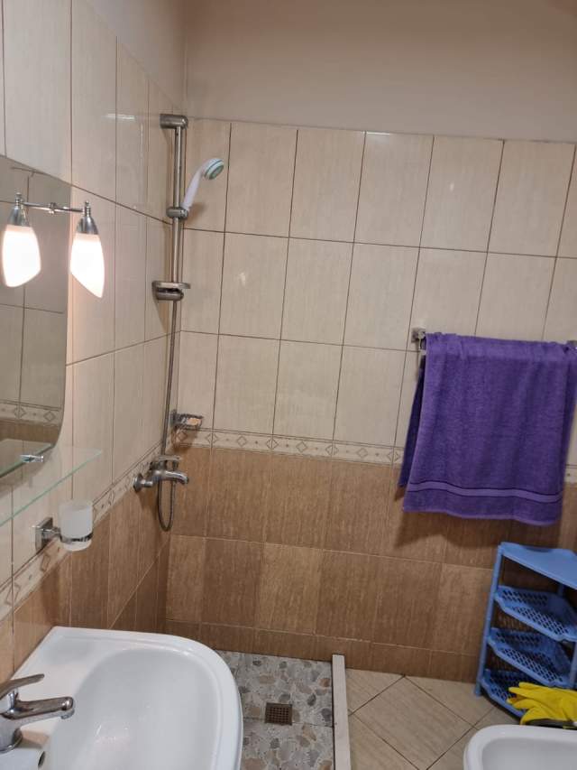 Tirane, jepet me qera apartament Kati 4, 400 Euro Yzberisht