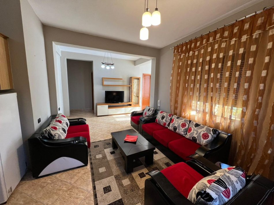 Tirane, jepet me qera apartament 3+1 Kati 2, 700 m² 700 € (Yzberisht)