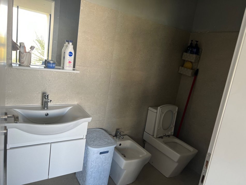 Tirane, shitet Vile 3 Katshe , 5.000 m² 1.000.000 € (Prane Kalase Se Petreles)