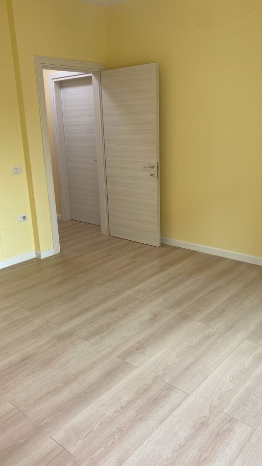 Tirane, jepet me qera zyre Kati 2, 82 m² 700 € (Selvia)