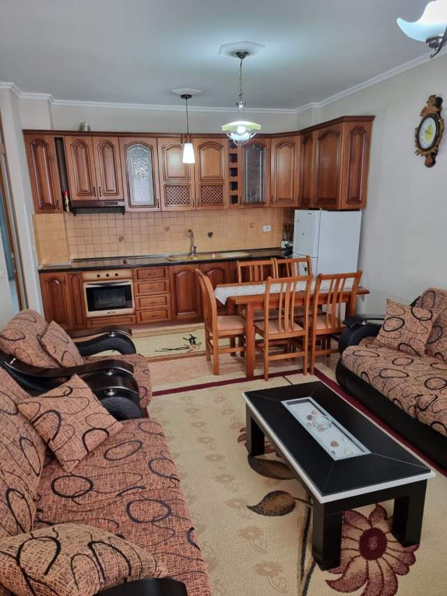 Tirane, jepet me qera apartament Kati 4, 400 Euro Yzberisht
