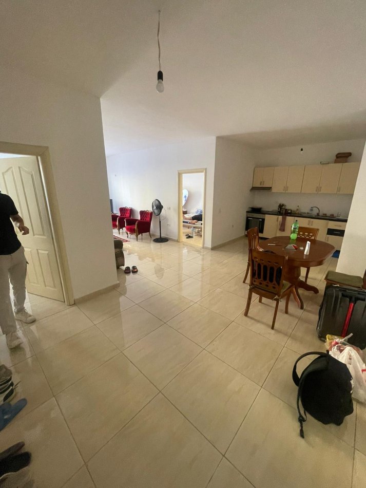 Tirane, jepet me qera apartament 2+1 Kati 2, 100 m² 450 € (Yzberisht)