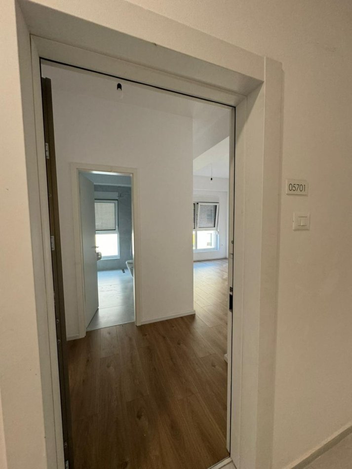 Tirane, jepet me qera zyre Kati 7, 65 m² 300 € (Ali demi)