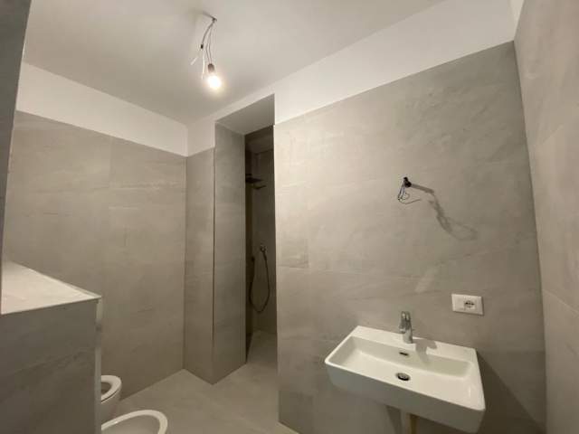 Tirane, jepet me qera apartament duplex 3+1 Kati 0, 175 m² 1.300 Euro (liqeni thate)