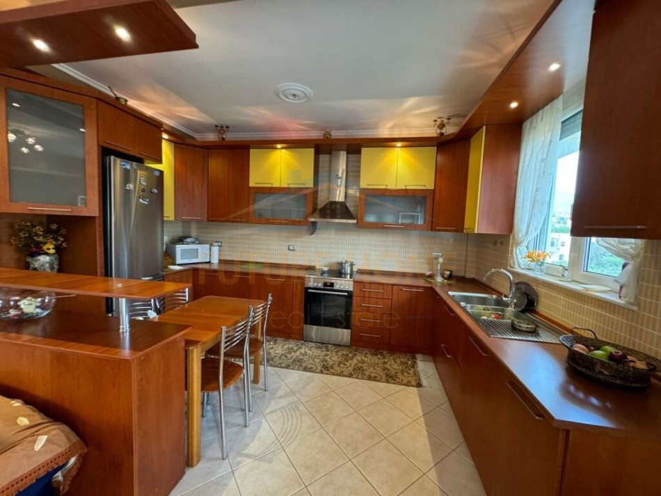 Tirane, jepet me qera apartament 2+1 Kati 2, 160 m² 400 € (shkoze)