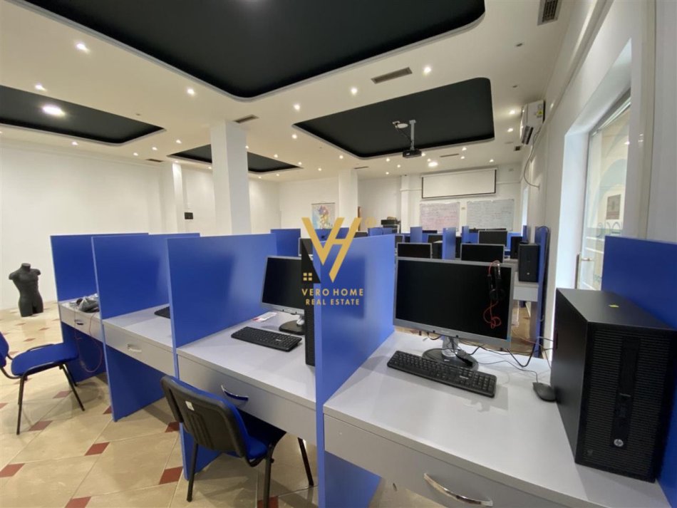 Tirane, jepet me qera zyre Kati 0, 160 m² 1.100 € (KOMUNA E PARISIT)