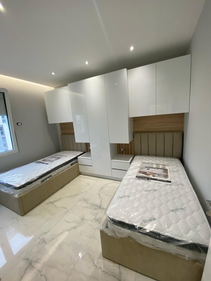Tirane, jepet me qera 2+1 Kati 3, 90 m² 700 € (fusha aviacionit)