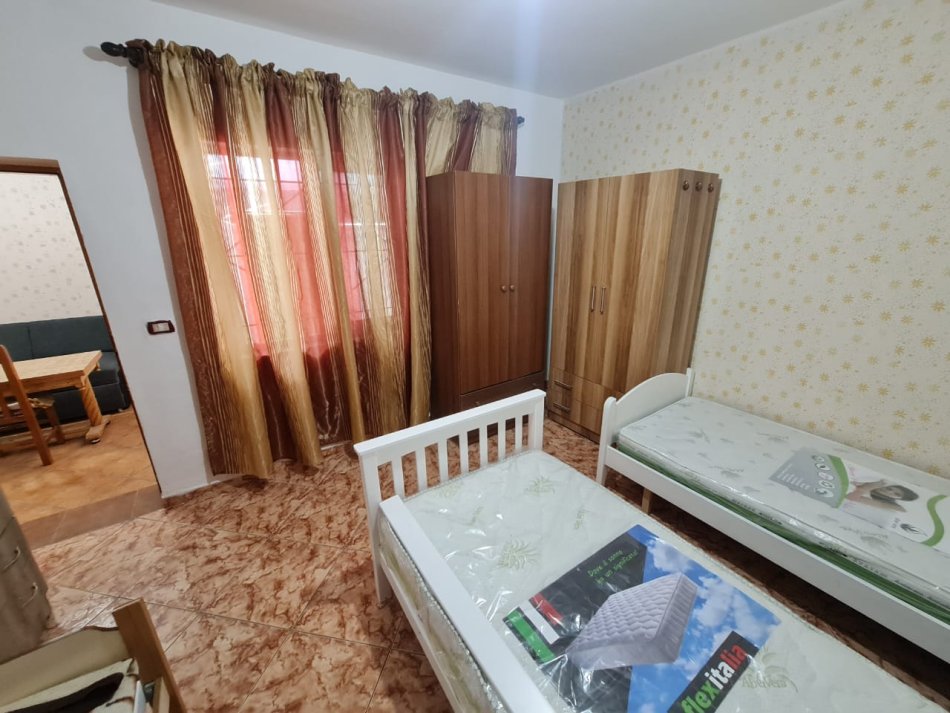Tirane, jepet me qera apartament 1+1 , 50 m² 330 € (QSUT)