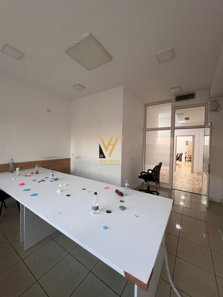 Tirane, jepet me qera zyre Kati 0, 200 m² 2.500 € (SELVIA)